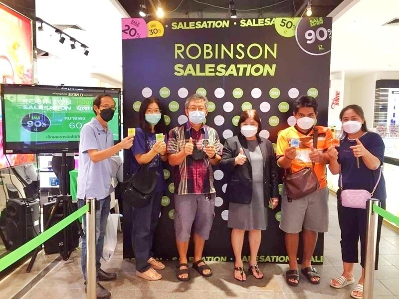 ห้างโรบินสัน และศูนย์การค้าโรบินสันไลฟ์สไตล์ รวมพลังฉีกกฎวงการค้าปลีก  ส่งซิกเนเจอร์แคมเปญแห่งปี “ROBINSON / ROBINSON LIFESTYLE SALESATION หยิบก่อนลดกว่า”     สร้างประสบการณ์ความสนุกรูปแบบใหม่ที่มากกว่าการช้อปปิ้งแก่ครอบครัวนักช้อปทั่วไทย  กับครั้งแรกของปรากฏการณ์ “สติ๊กเกอร์ส่วนลด” ที่โลกต้องจำ สูงสุดถึง 90%!